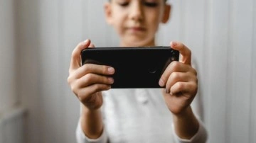 Bir AB ülkesinde daha yürürlüğe girdi! Okullarda akıllı telefon yasağı!