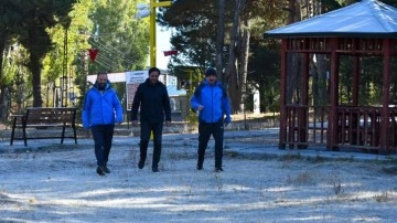 Bir ilçede sıcaklık 0'ın altına düştü! Her yer buz tuttu!