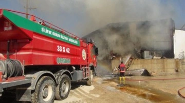Bir kıvılcım, 30 kişinin &ccedil;alıştığı fabrikayı k&uuml;le &ccedil;evirdi