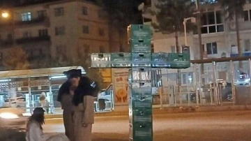 Bira kasalarıyla haç işareti yapıp sokak sokak gezdiler! 3 kişi gözaltına alındı