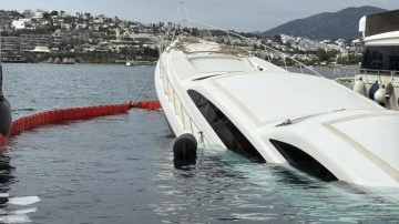 Bodrum’da iskeleye demirli lüks yat su alıp battı