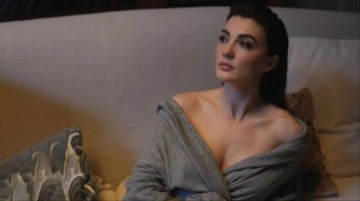 Burcu &Ouml;zberk'in ayna karşısında verdiği s&uuml;tyenli pozu olay yarattı