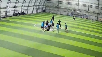 Burdur&rsquo;da halı sahada yumruklu-tekmeli kavga