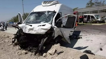 Burdur'da panelvan ile hafif ticari aracın çarpıştığı kazadaki ölü sayısı 3'e yükseldi