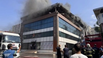 Bursa'da mağaza yangını! İş yeri sahibi ve çalışanlarıyla itfaiye ekipleri arasında arbede