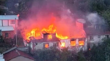 Bursa'da yangın alarmı! Metrelerce yükselen alevler 4 evi sardı