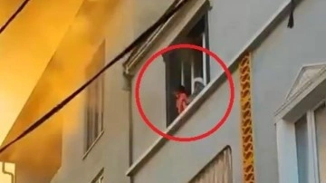 Bursa'da yangın dehşeti kamerada! Önce çocuğunu attı, sonra kendisi atladı