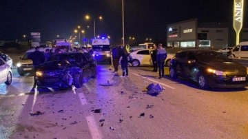 Bursa'da zincirleme kaza: 5 araç birbirine girdi, 3 kişi yaralandı