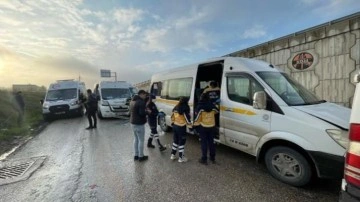 Bursa'da 3 servis minib&uuml;s&uuml; &ccedil;arpıştı: &Ccedil;ok sayıda yaralı var