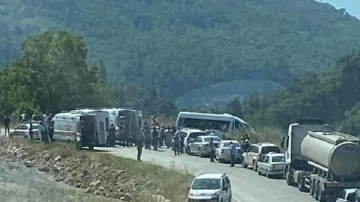 Bursa'da yolcu minib&uuml;s&uuml; ile kamyon &ccedil;arpıştı: 1 &ouml;l&uuml;, 5 yaralı