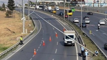 Büyükçekmece'de aydınlatma direği yan yattı: E-5 trafiğe kapatıldı