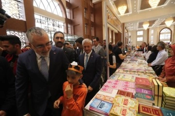 &Ccedil;alışma Bakanı kitap fuarı a&ccedil;tı