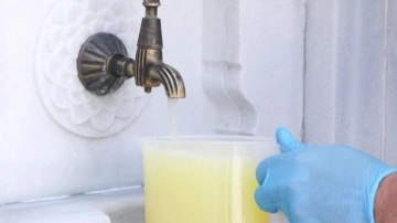Camii avlusunda çeşmeden limonata aktı