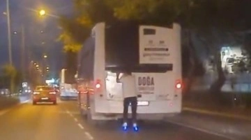 Çanakkale’de patenli bir kişinin otobüsün arkasındaki tehlikeli yolculuğu