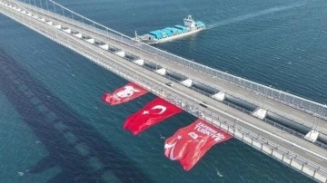 Çanakkale Köprüsü'ne dev Türk bayrağı asıldı