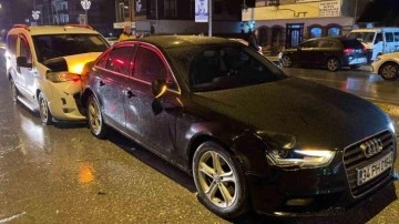 &Ccedil;arptığı yayaya yardım etmek isterken o da inşaat alanına d&uuml;şt&uuml;; 4 yaralı