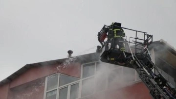 &Ccedil;atı katındaki yangın korkuttu: B&uuml;y&uuml;meden m&uuml;dahale edildi!