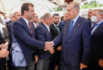 Cenaze t&ouml;renine damga vuran kare! Cuhurbaşkanı Erdoğan ve İBB Başkanı İmamoğlu tokalaştı