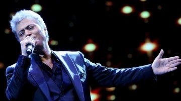 Cengiz Kurtoğlu fena dolmuş! Sahneden sanat camiasına verdi veriştirdi