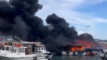 Çeşme'de korku dolu anlar: Tekneler alevlere teslim oldu
