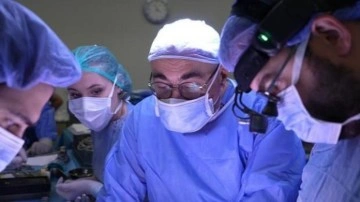 Cezayirli yapışık ikizler T&uuml;rkiye'de 9 saatlik operasyonla ayrıldı