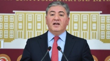 CHP Grup Başkanvekili Murat Emir sahneden düştü, kaburgaları kırıldı