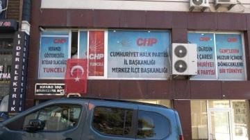 CHP'li İl Başkanı kendini binaya kilitleyip eylem yaptı: 'Çözüm bulunmazsa çıkmayacağız&#0