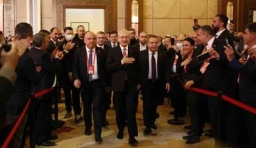 CHP'nin cumhurbaşkanı adayını a&ccedil;ıkladı! Partililer ayakta alkışladı