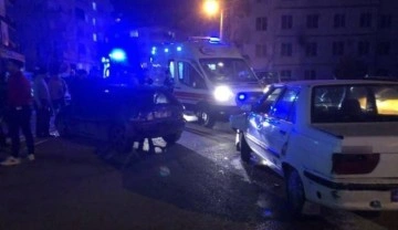 &Ccedil;ocuk s&uuml;r&uuml;c&uuml; ara&ccedil; arızasıyla uğraşanların arasına daldı!