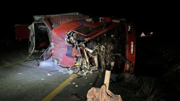 &Ccedil;orum'da feci kaza! Yol kenarına devrildi