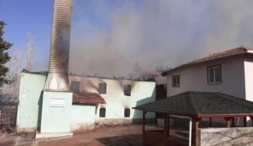 &Ccedil;orum'da k&ouml;y camisi yangında kullanılamaz hale geldi