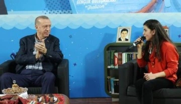 Cumhurbaşkanı Erdoğan yanında oturan kızın kimliğini &ouml;ğrenince şaşırdı