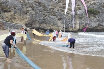 Cumhuriyet&rsquo;in 100&rsquo;&uuml;nc&uuml; yılı anısına hazırlanan 100 metre uzunluğunda Şile Bezi denizle kavuştu