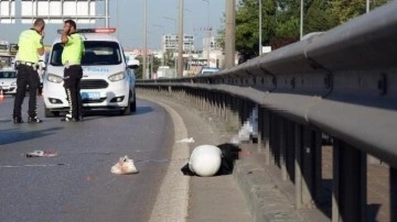 Devrilen motosikletten fırlayan s&uuml;r&uuml;c&uuml; bariyerlere &ccedil;arparak &ouml;ld&uuml;