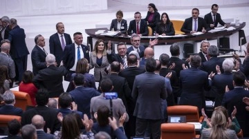 Dezenformasyon Yasası'nın 29. maddesi Meclis'ten ge&ccedil;ti! D&uuml;n kavga &ccedil;ıkmıştı