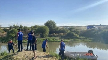 Diyarbakır'da kardeşini ve yakınını kurtarmak isterken nehirde kaybolan genç aranıyor.