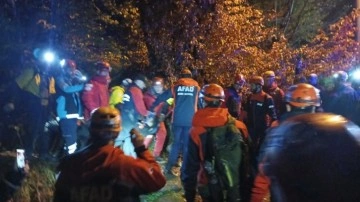 Doğa yürüyüşünde yüksekten kayalık bölgeye düştüler: 1 ölü, 1 yaralı