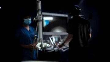 Doktorlar robotik kol ile D&uuml;nya'dan uzaydaki insanları ameliyat edecek
