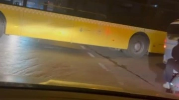 Dönüş yapmak isteyen İETT yolda sıkıştı