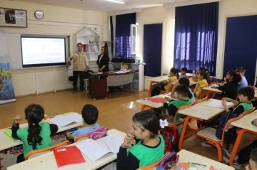 D&uuml;nya Gıda G&uuml;n&uuml;&rsquo;nde okulda &ouml;ğrencilere suyun &ouml;nemi anlatıldı