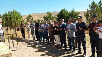 D&uuml;nyaca &uuml;nl&uuml; Halk Ozanı Aşık Veysel, Sivas'taki mezarı başında anıldı