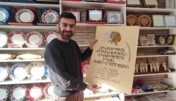 D&uuml;nyada kullanılmayan 20 alfabeyle yazıyor! Turistlerden yoğun ilgi g&ouml;r&uuml;yor