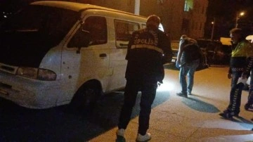 'Dur' ihtarına uymadı, araçla polis memuruna çarpıp kaçtı
