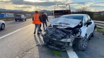 D&uuml;zce'de kaza: Otomobil bariyerlere &ccedil;arptı, yaralılar var!