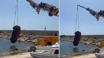 Edirne’de denize düşen otomobil vinçle sudan çıkarıldı