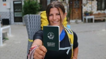 Efeler Yolu'nu tamamlayan ilk Türk kadın pasaportuna "altın mührü" işletti