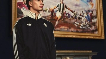 Efsane futbolcu i&ccedil;in hazırlanan &ouml;zel formayı Kenan Yıldız'la tanıttılar