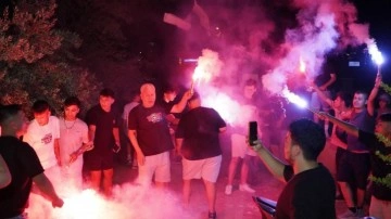 Ege'de bir şehir gece vakti futbol aşkıyla gündüzü yaşadı