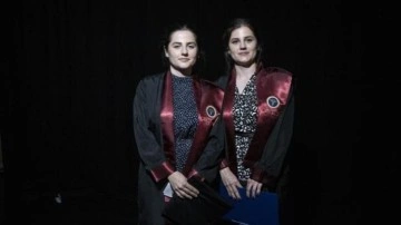 Eğitim hayatları birlikte ge&ccedil;en ikizler Tıp'ı da birlikte bitirdi