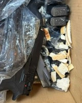 Ekmek par&ccedil;alarının&nbsp;arasından 19 silah &ccedil;ıktı